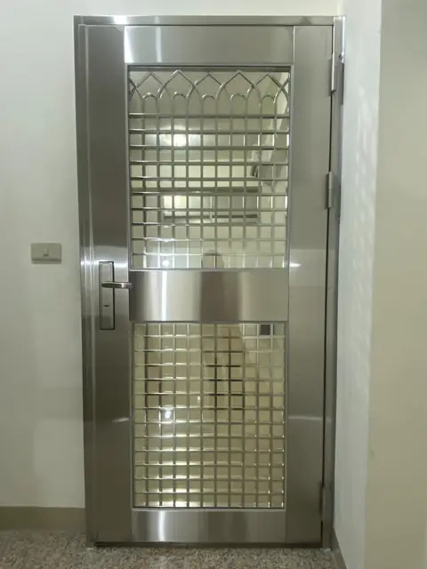 新北市淡水區外玄關門安裝施工實績照片 1