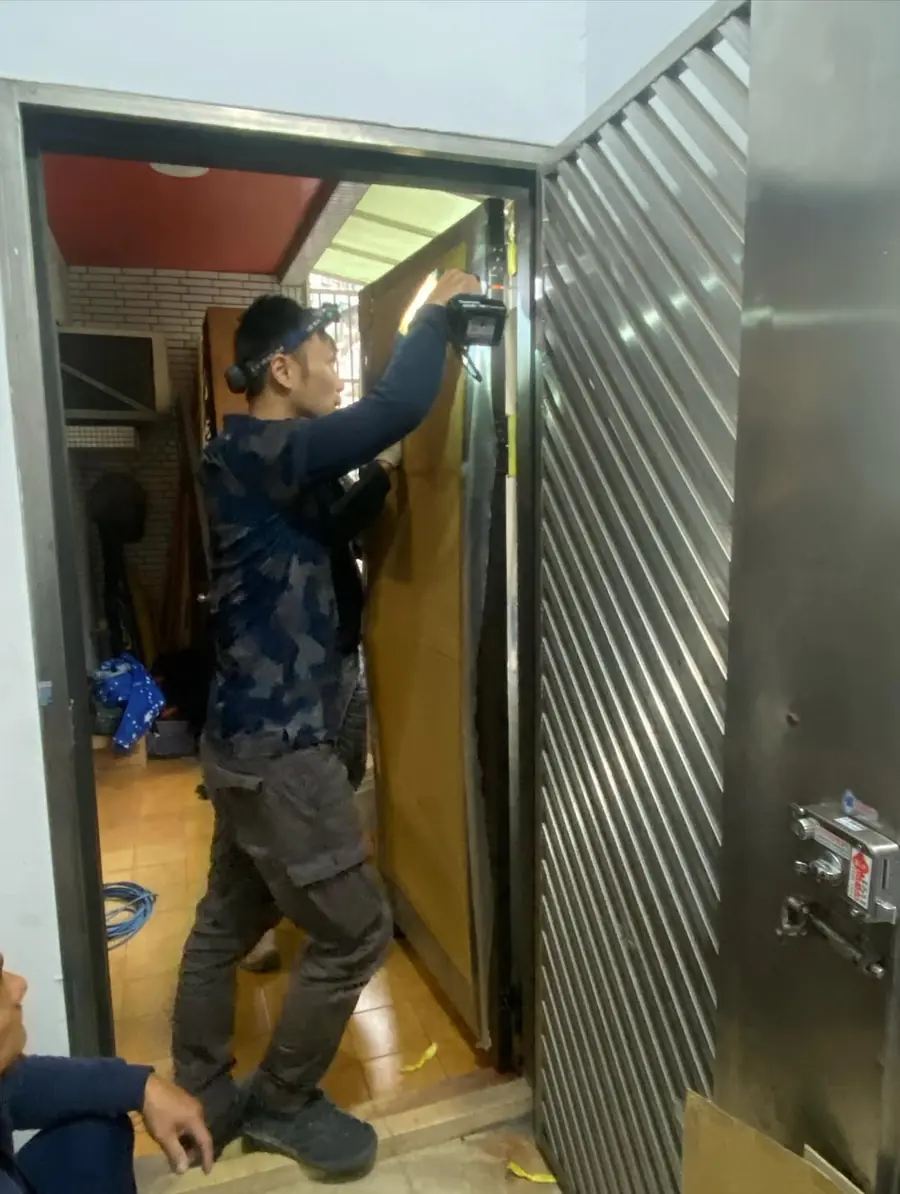 新北市土城區單玄關門安裝施工實績照片 4