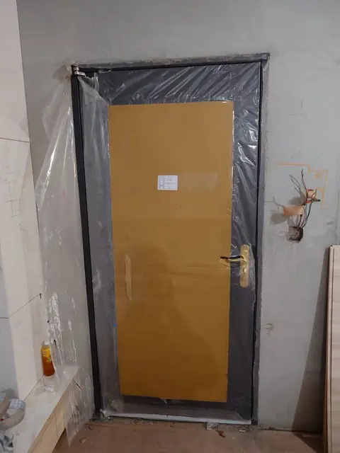桃園市中壢區雙玄關門安裝施工實績照片 1