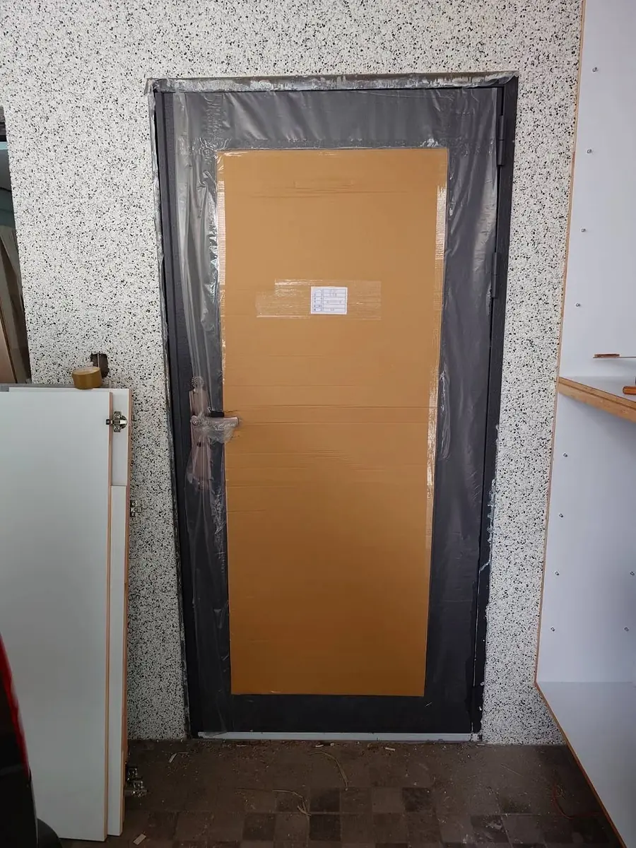 桃園市中壢區雙玄關門安裝施工實績照片 2
