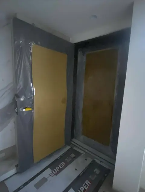 桃園市中壢區雙玄關門安裝施工實績照片 1