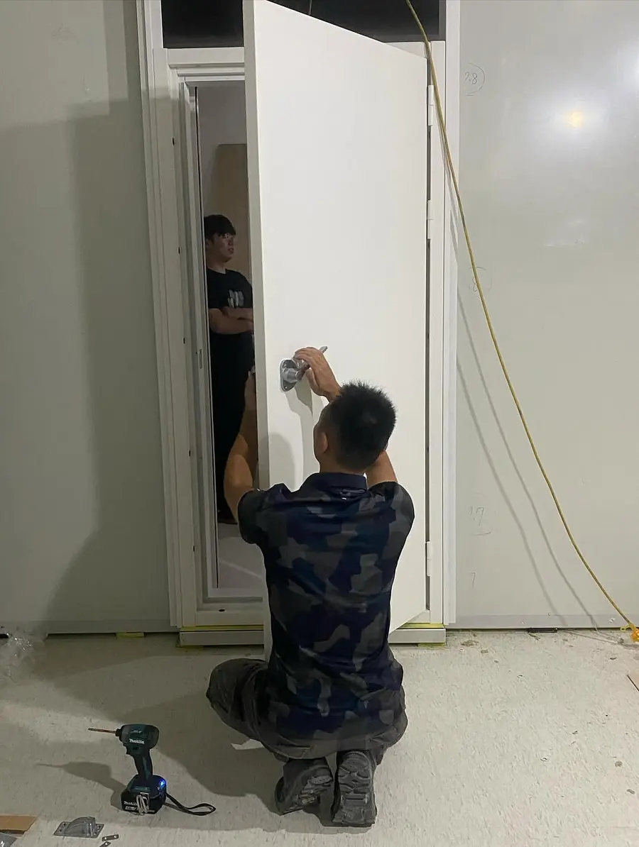 新竹縣竹北市雙玄關門安裝施工實績照片 4