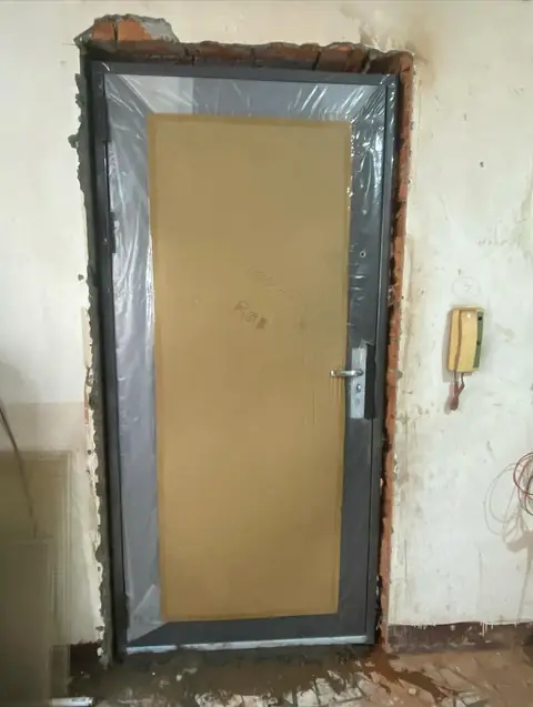 新北市土城區單玄關門安裝施工實績照片