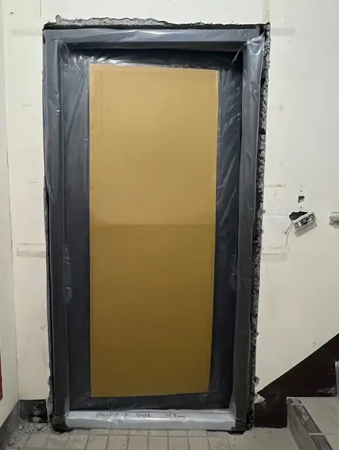 基隆市單玄關門安裝施工實績照片 1