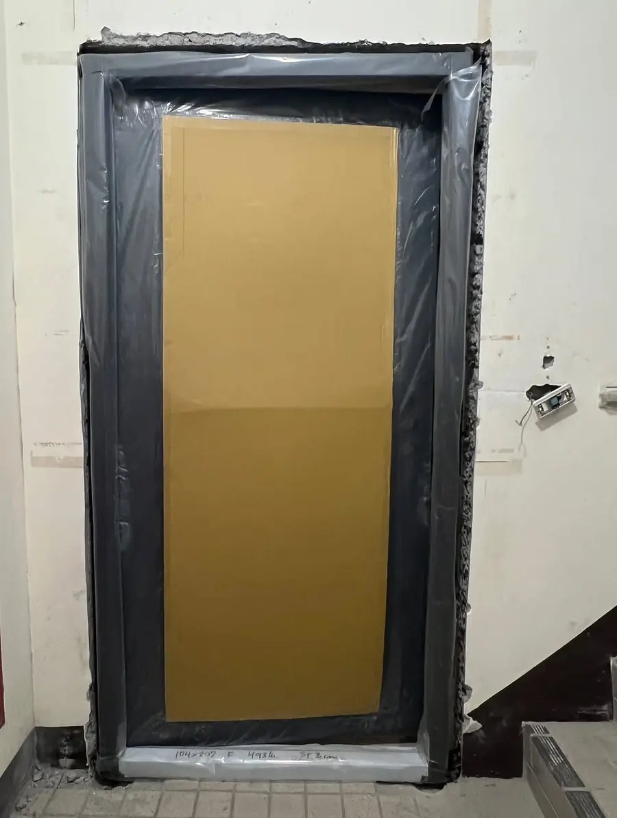 基隆市單玄關門安裝施工實績照片 1