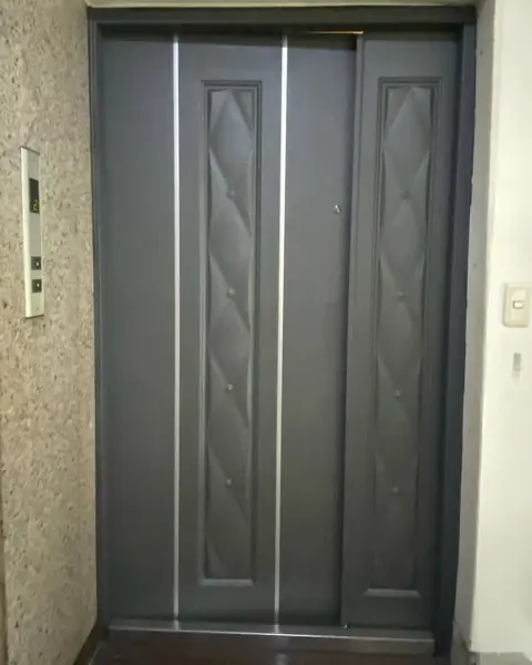 新北市土城區單玄關門門框現場美容噴漆實績照片 1