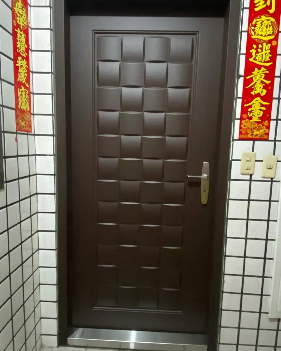 新北市中和區單玄關門安裝施工實績照片 1