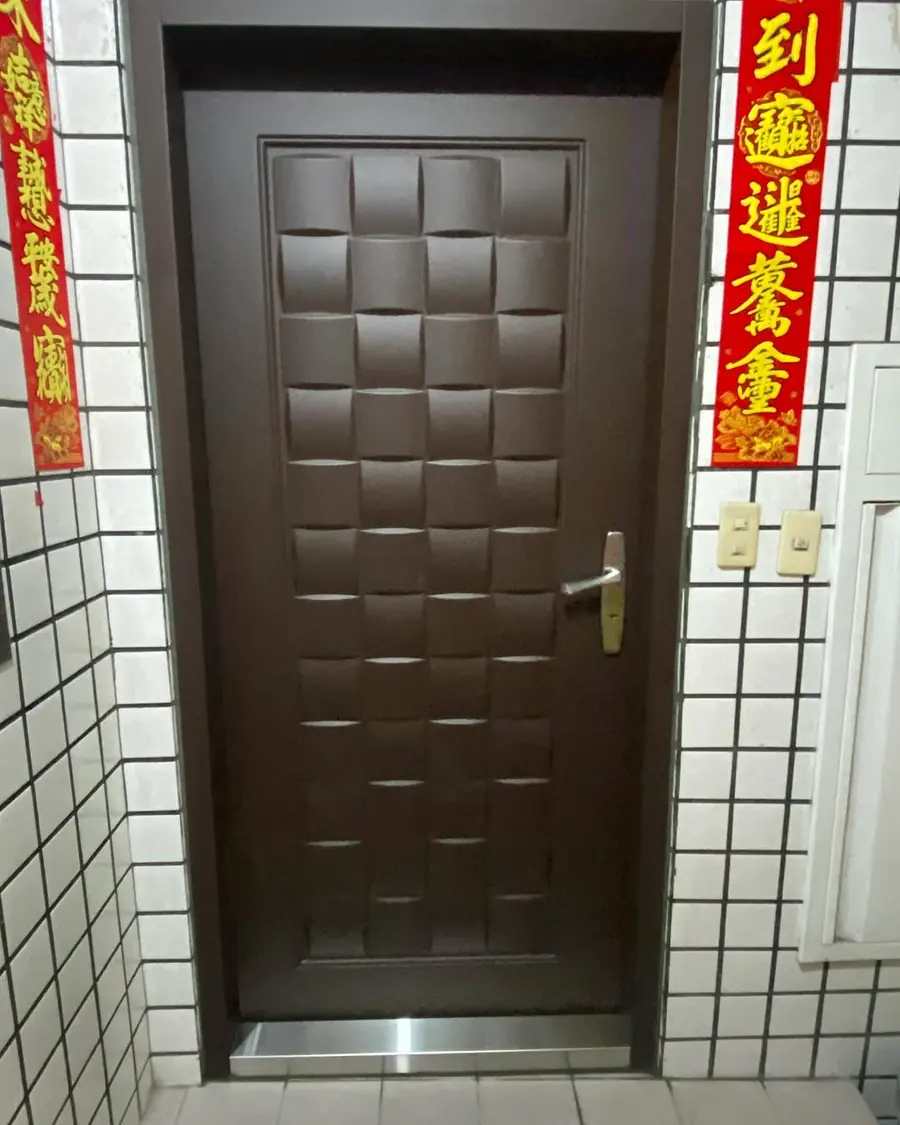 新北市中和區單玄關門安裝施工實績照片 3