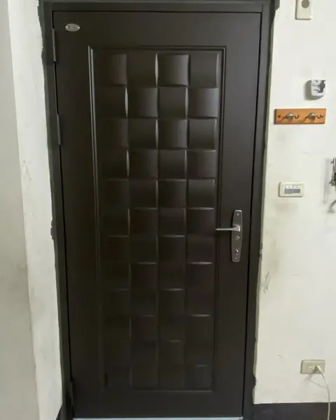 新北市土城區單玄關門安裝施工實績照片 1