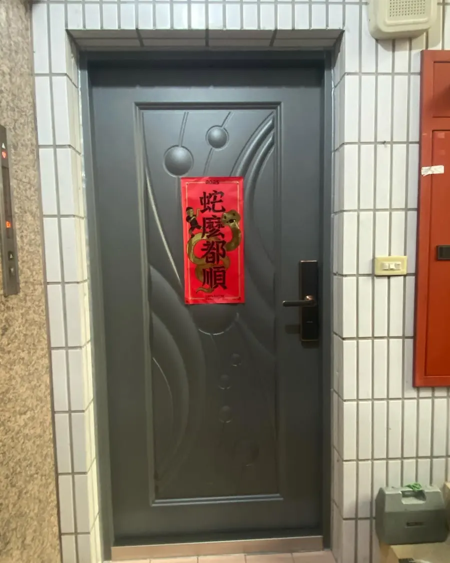 新北市新店區單玄關門安裝施工實績照片 1