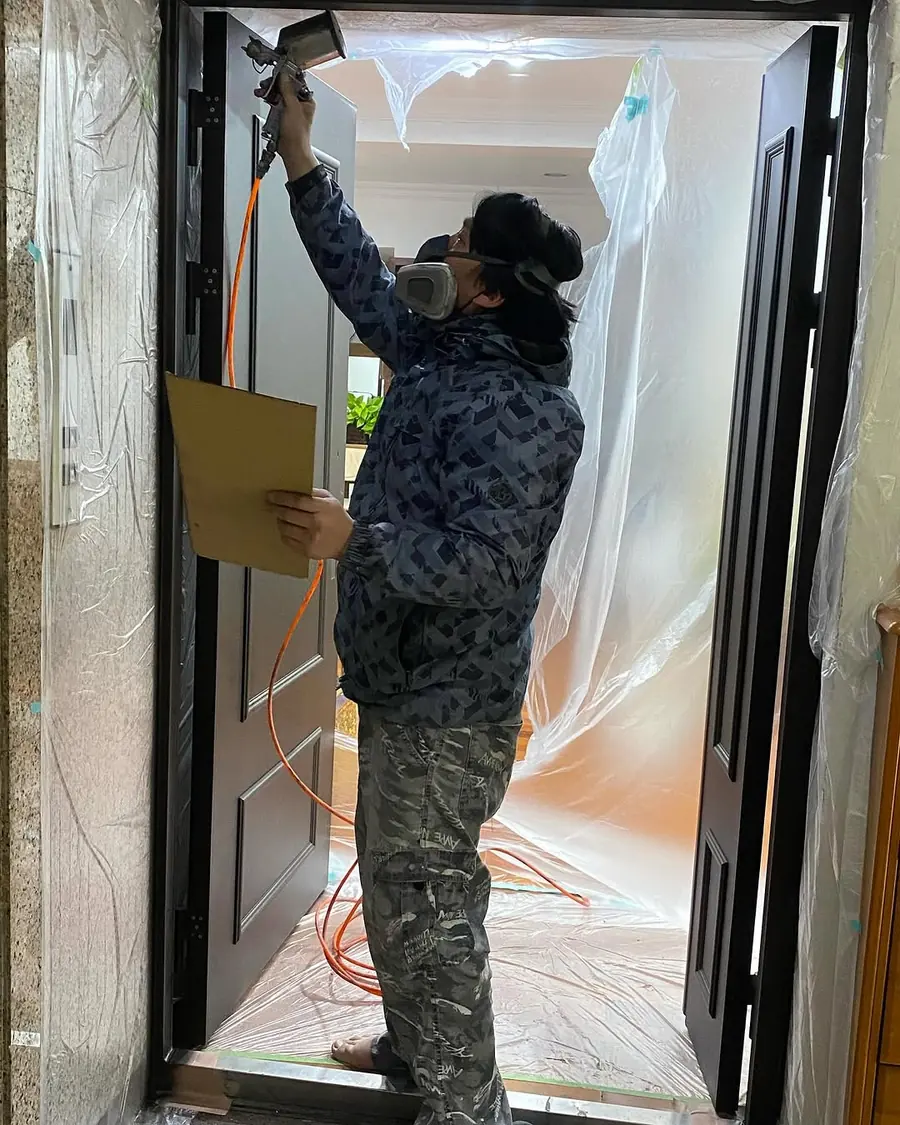 新北市土城區金屬門門框現場美容噴漆實績照片 1