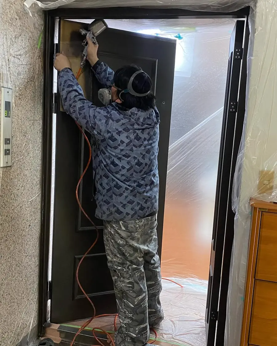 新北市土城區金屬門門框現場美容噴漆實績照片 2