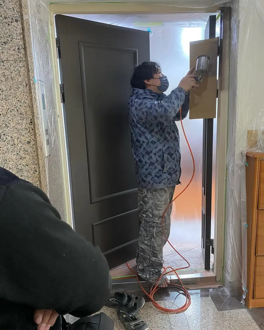 新北市土城區金屬門門框現場美容噴漆實績照片 4