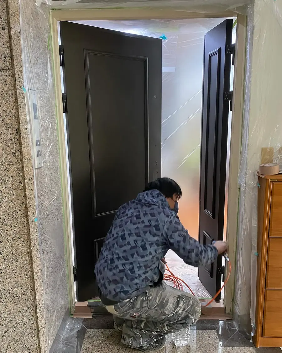 新北市土城區金屬門門框現場美容噴漆實績照片 5