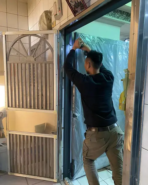 新北市三峽區內玄關門門框現場美容噴漆實績照片 1