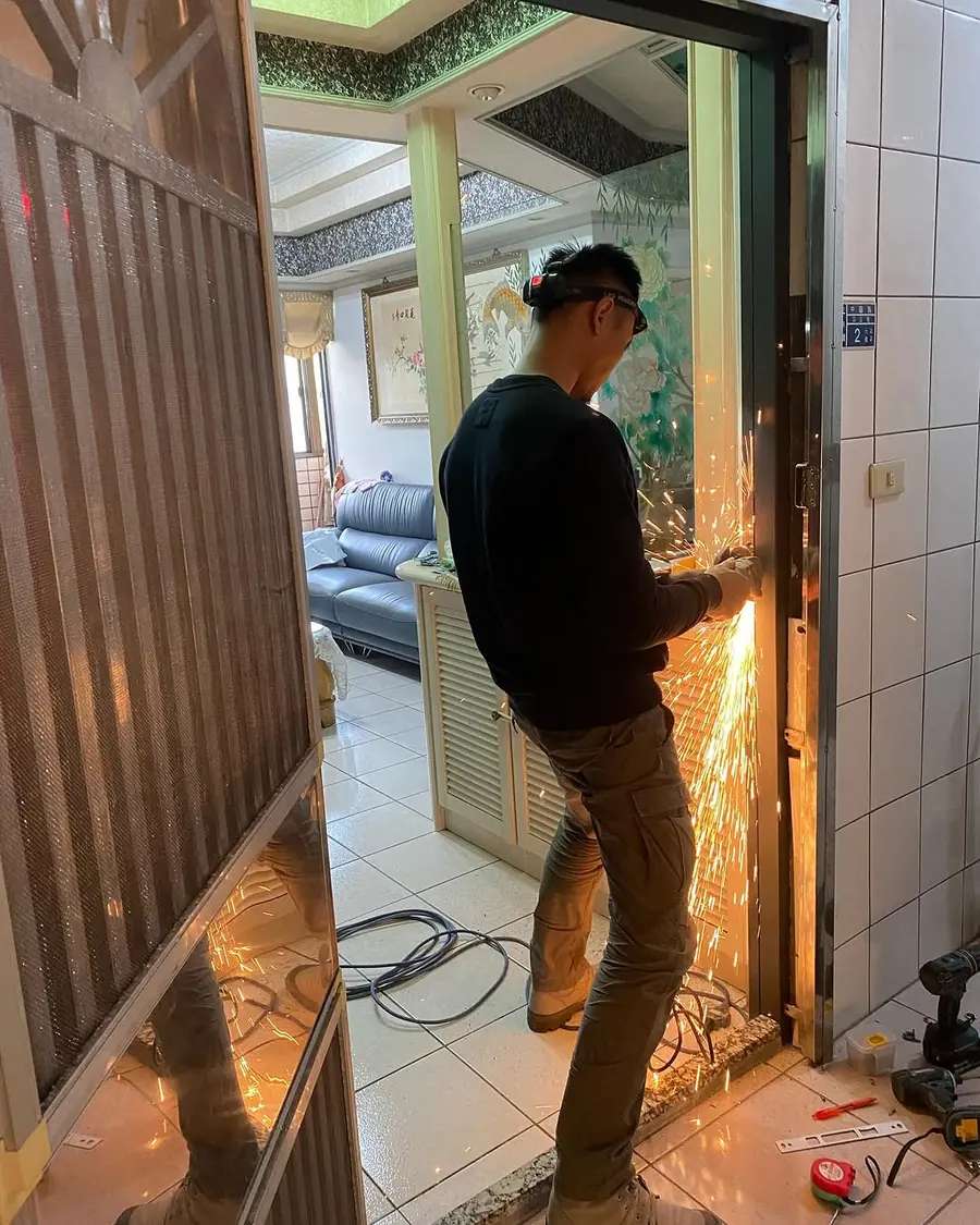 新北市三峽區內玄關門門框現場美容噴漆實績照片 2