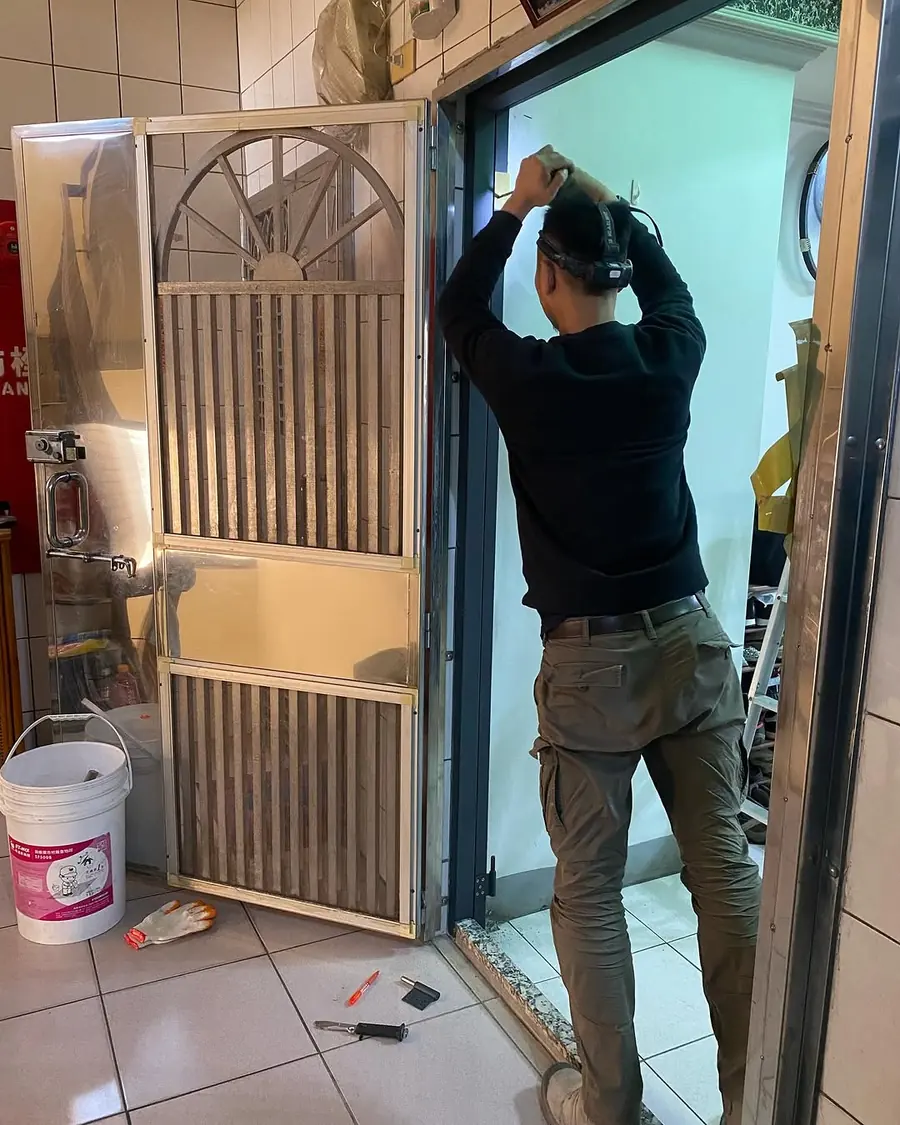 新北市三峽區內玄關門門框現場美容噴漆實績照片 3