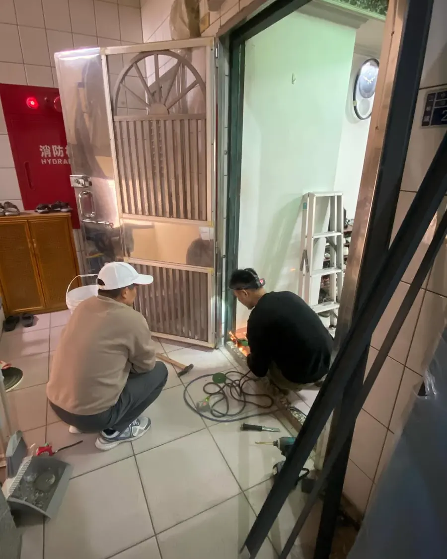 新北市三峽區內玄關門門框現場美容噴漆實績照片 4