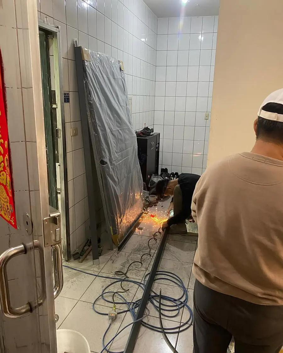 新北市三峽區內玄關門門框現場美容噴漆實績照片 5