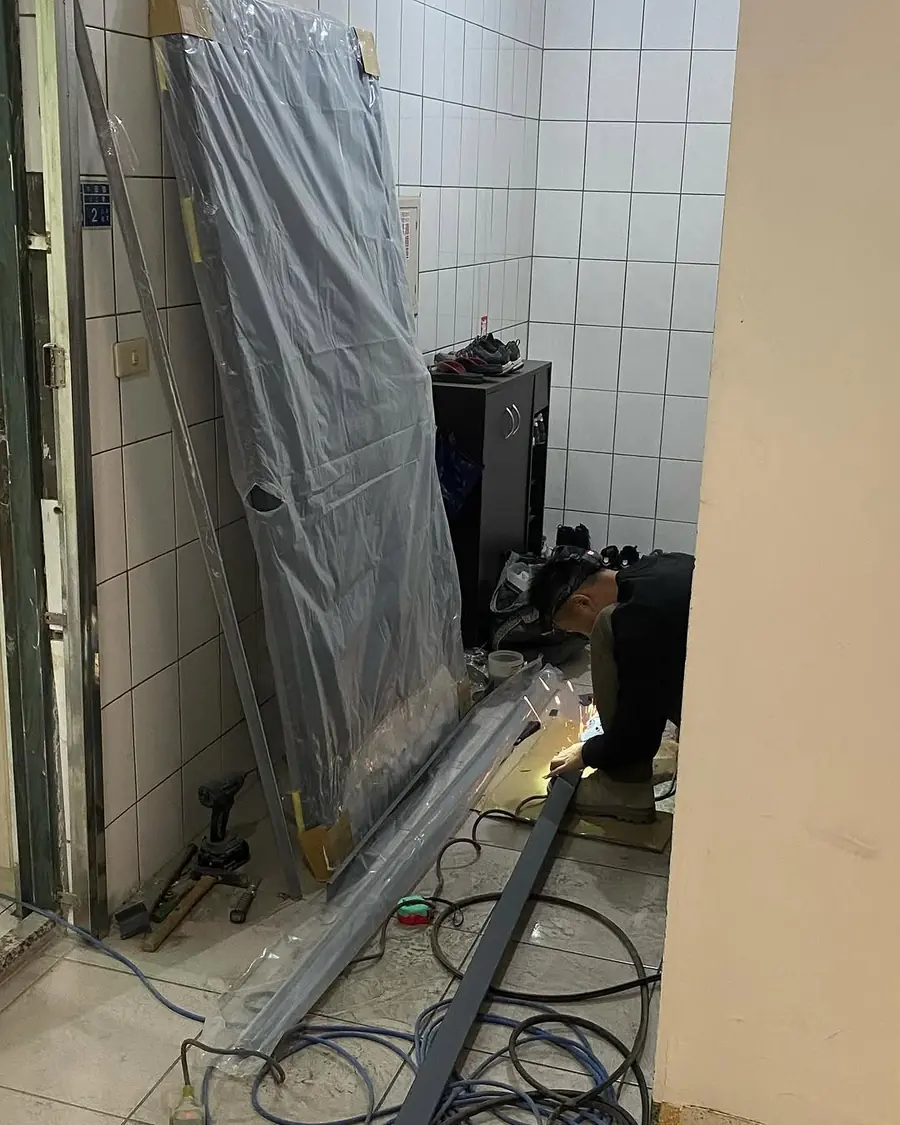 新北市三峽區內玄關門門框現場美容噴漆實績照片 6