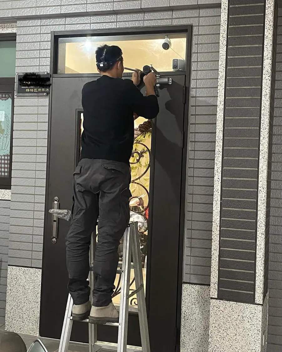 桃園市楊梅區外玄關門安裝施工實績照片 3