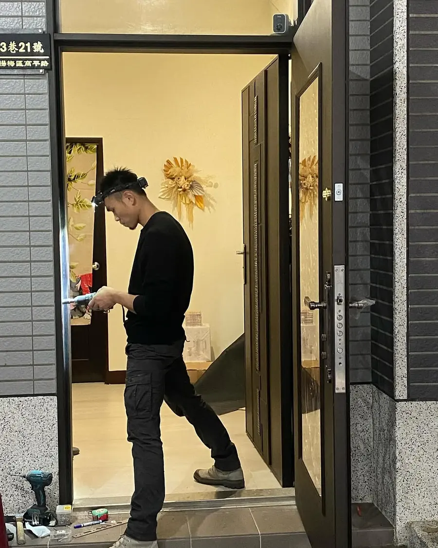 桃園市楊梅區外玄關門安裝施工實績照片 4