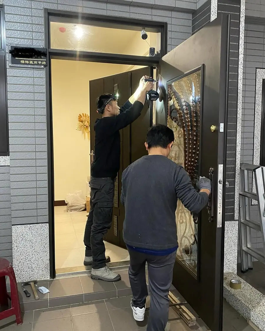桃園市楊梅區外玄關門安裝施工實績照片 5