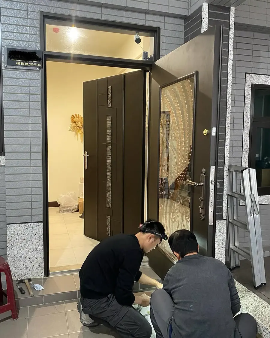 桃園市楊梅區外玄關門安裝施工實績照片 6