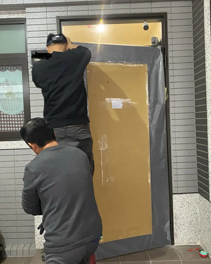 桃園市楊梅區外玄關門安裝施工實績照片 7