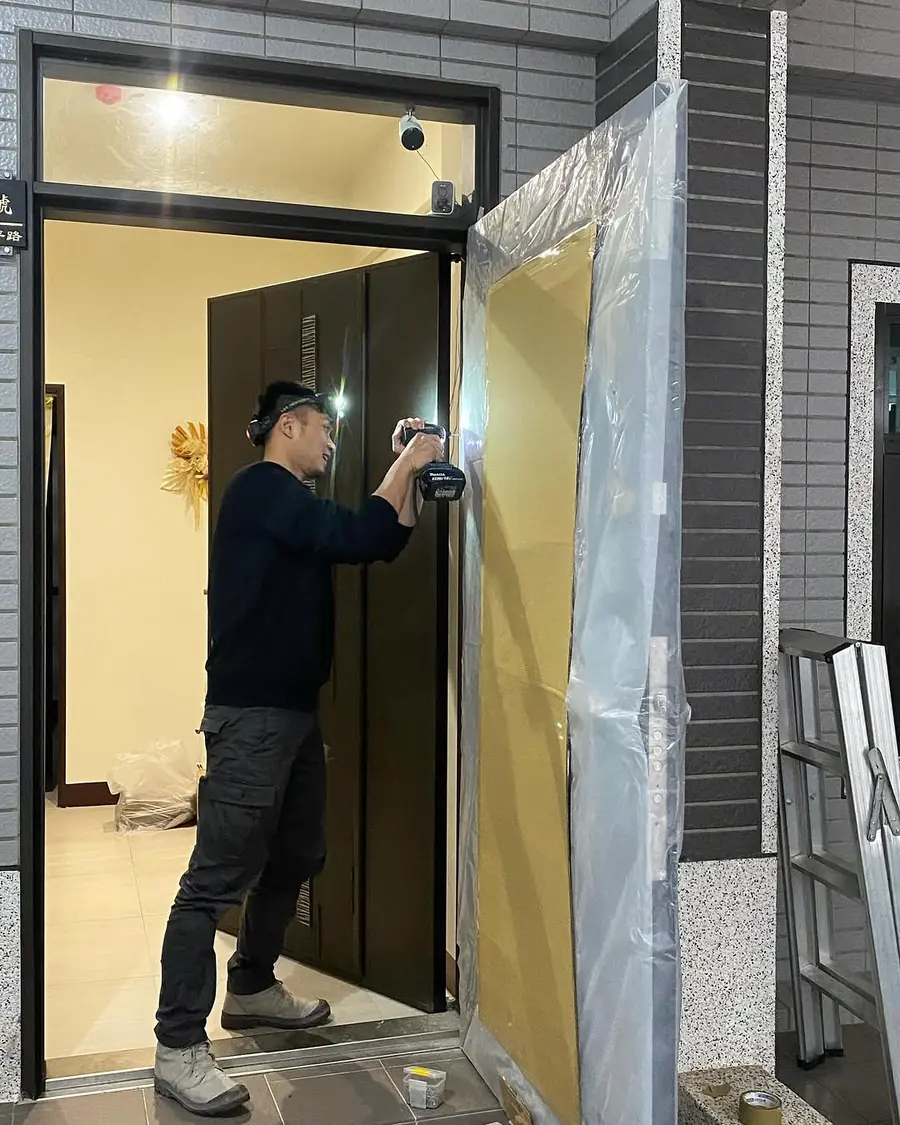 桃園市楊梅區外玄關門安裝施工實績照片 8