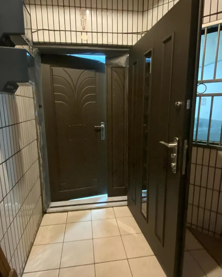 新竹縣湖口鄉雙玄關門安裝施工實績照片 4