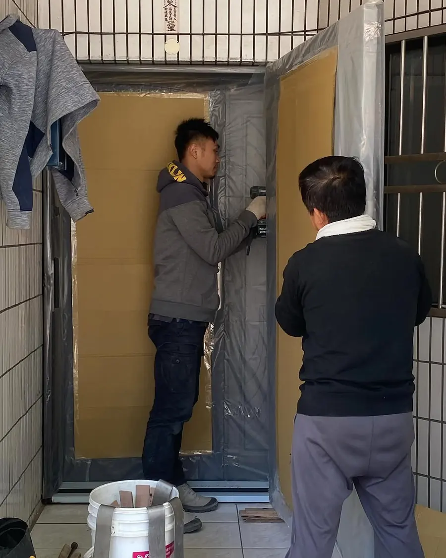 新竹縣湖口鄉雙玄關門安裝施工實績照片 5