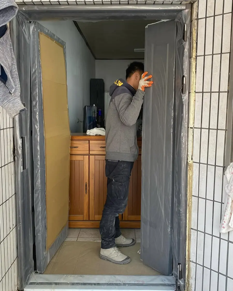 新竹縣湖口鄉雙玄關門安裝施工實績照片 6