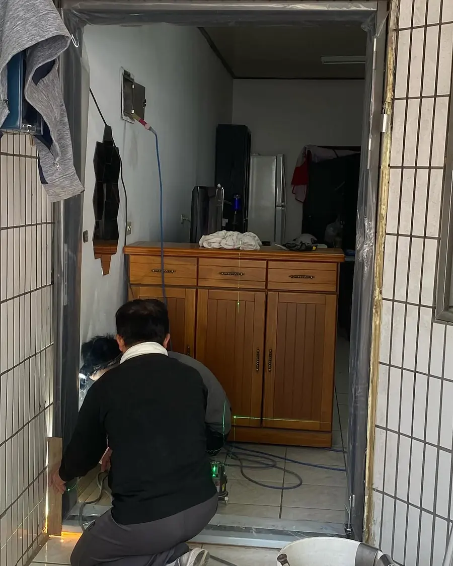 新竹縣湖口鄉雙玄關門安裝施工實績照片 8