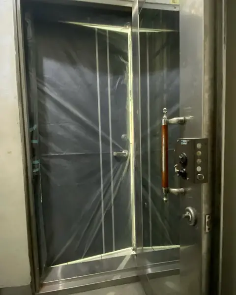 新北市板橋區單玄關門安裝施工實績照片 1