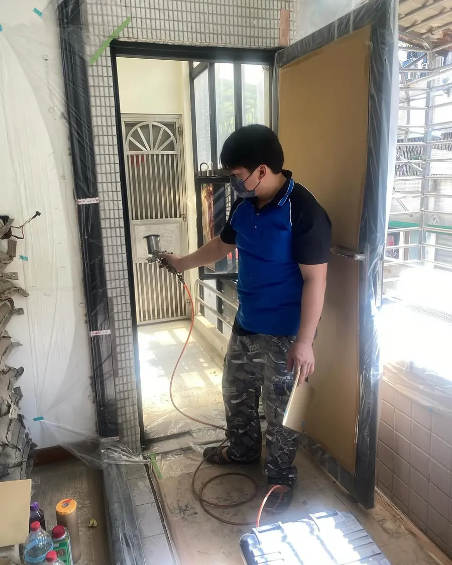 台北市金屬門門框現場美容噴漆實績照片 2