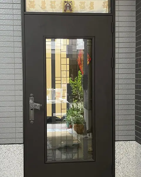 桃園市楊梅區外玄關門安裝施工實績照片 1