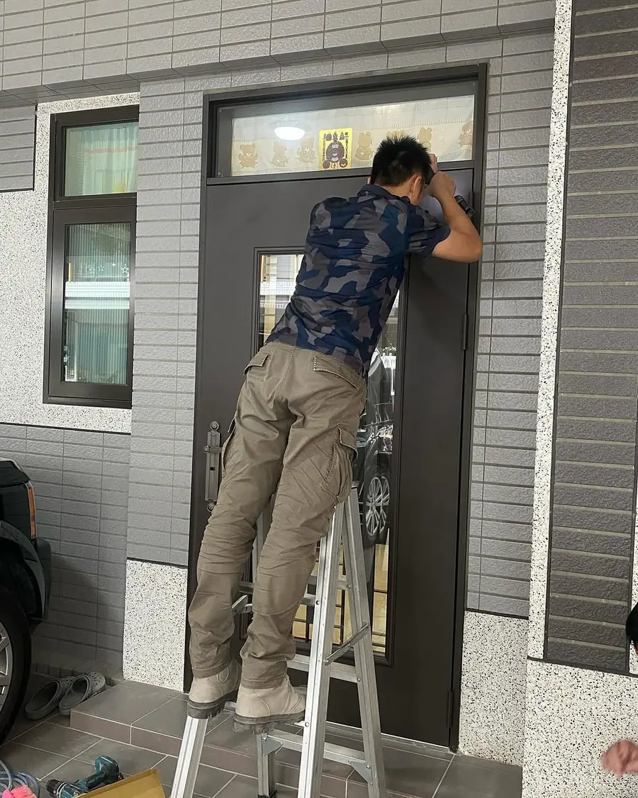 桃園市楊梅區外玄關門安裝施工實績照片 2