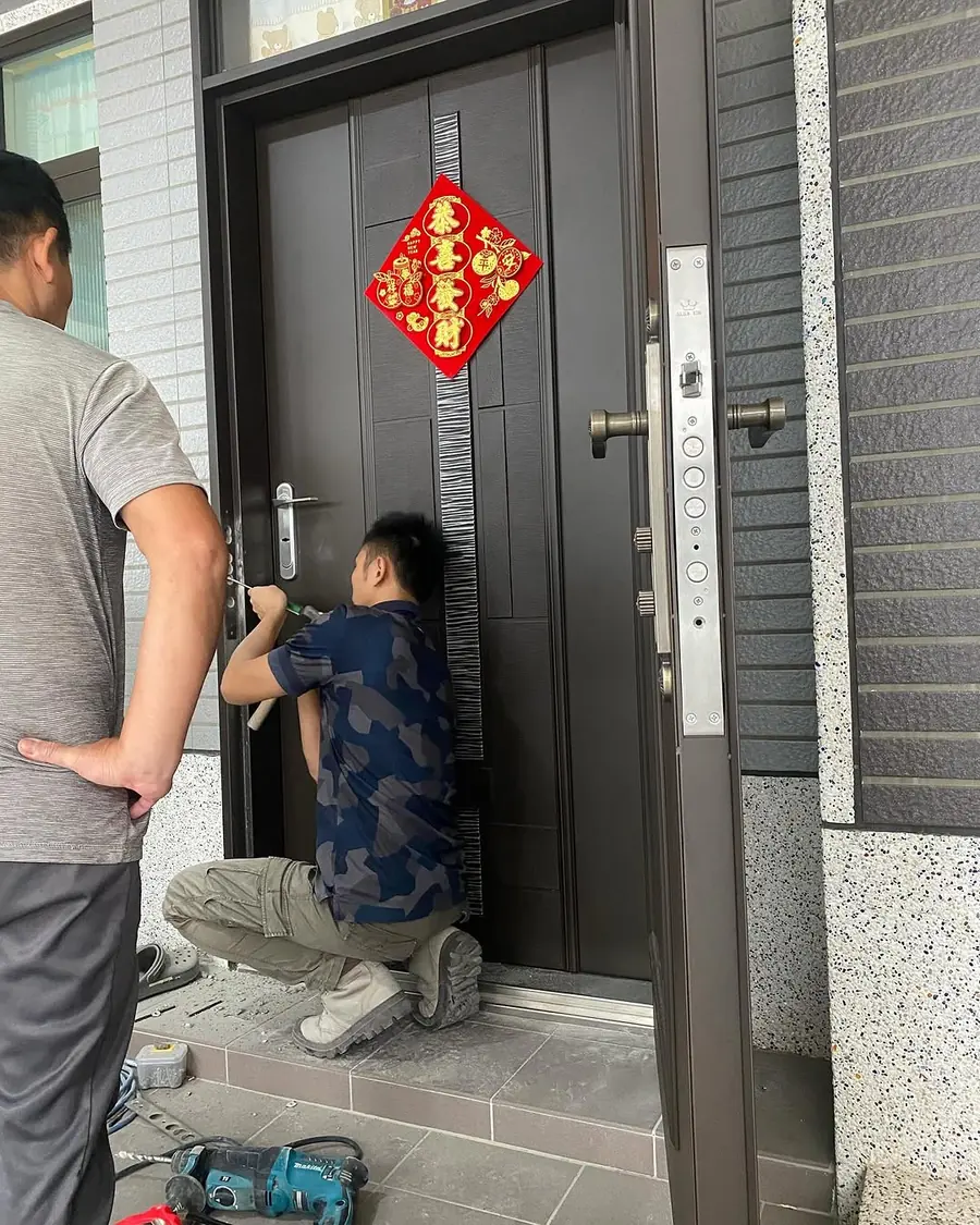 桃園市楊梅區外玄關門安裝施工實績照片 3