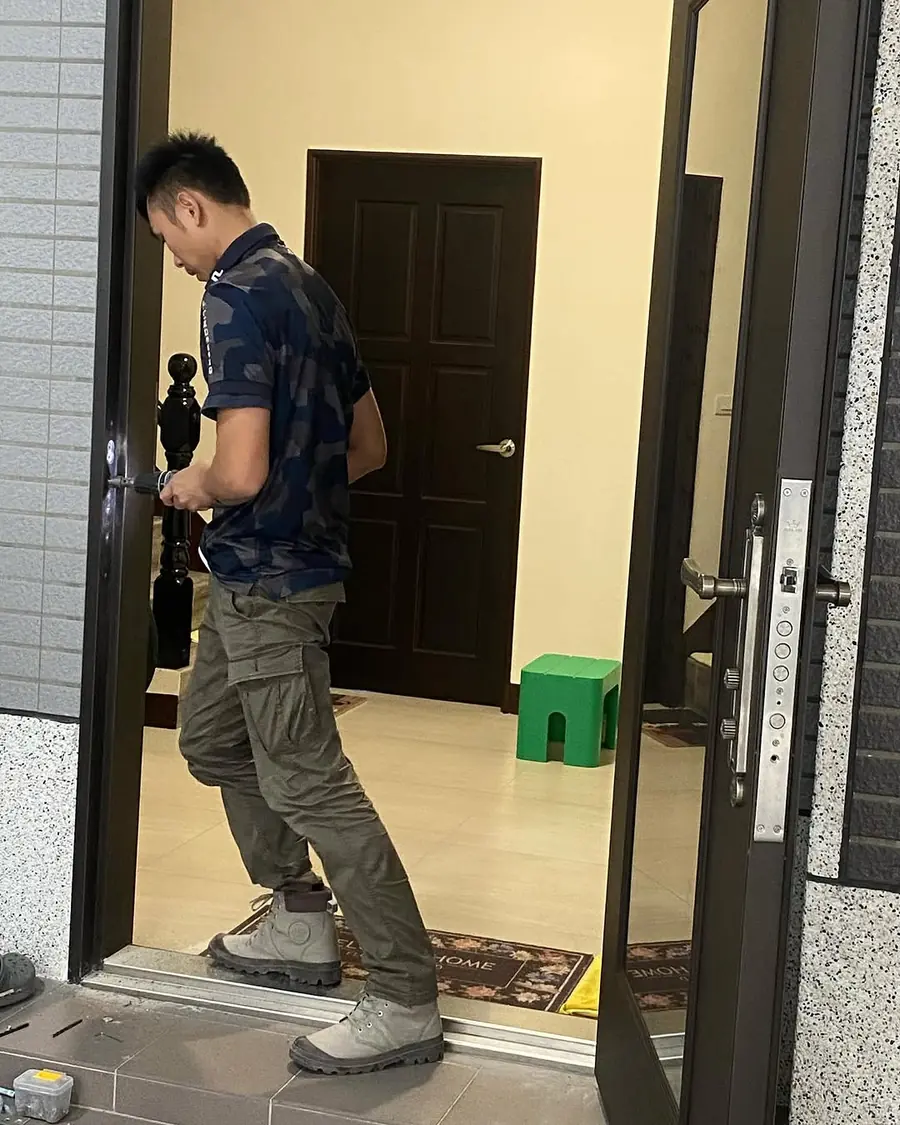 桃園市楊梅區外玄關門安裝施工實績照片 4