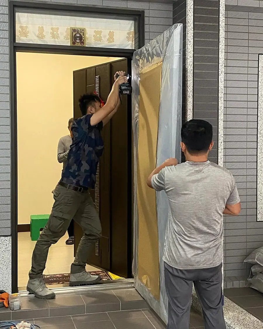 桃園市楊梅區外玄關門安裝施工實績照片 5