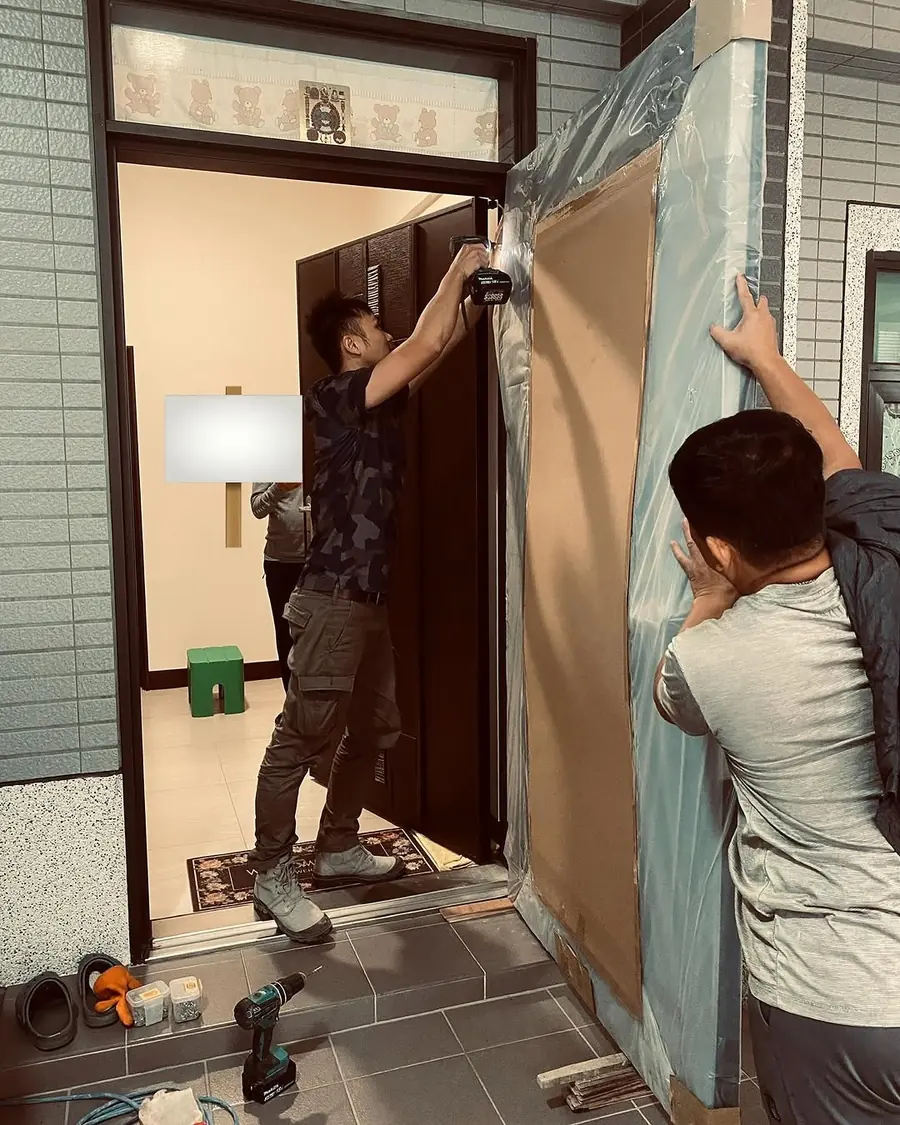 桃園市楊梅區外玄關門安裝施工實績照片 6