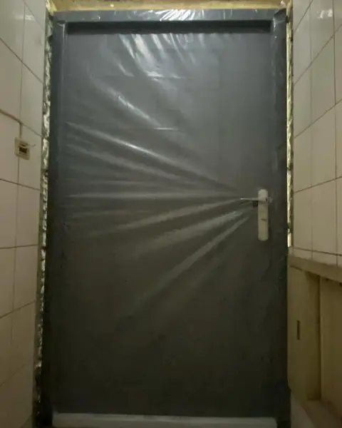 新北市土城區單玄關門安裝施工實績照片 1