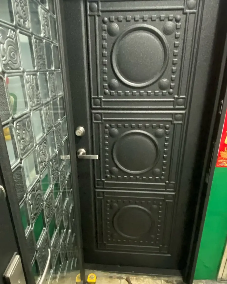 台北市內玄關門安裝施工實績照片 3