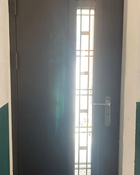 台北市外玄關門安裝施工實績照片 1