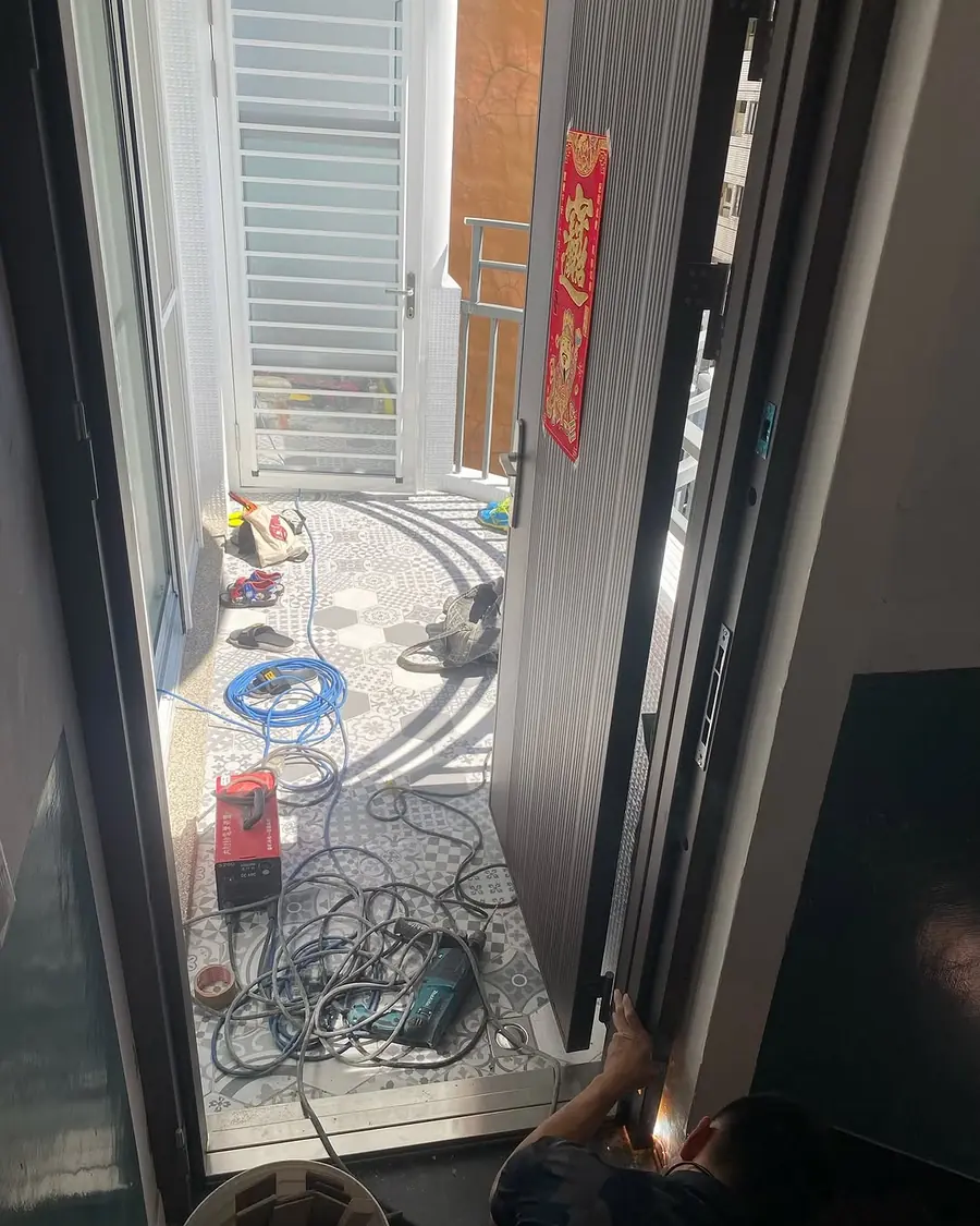 台北市外玄關門安裝施工實績照片 3