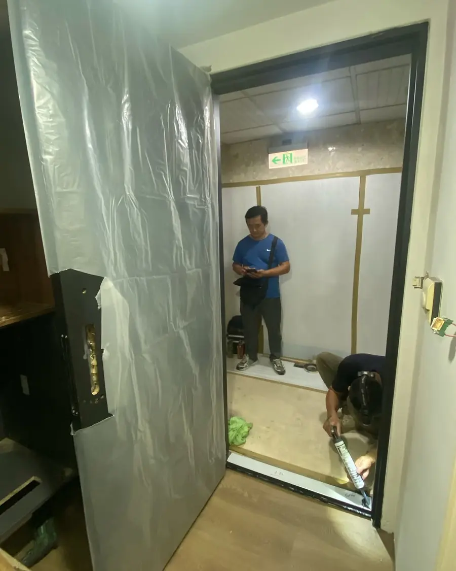 新北市中和區單玄關門門框現場美容噴漆實績照片 2