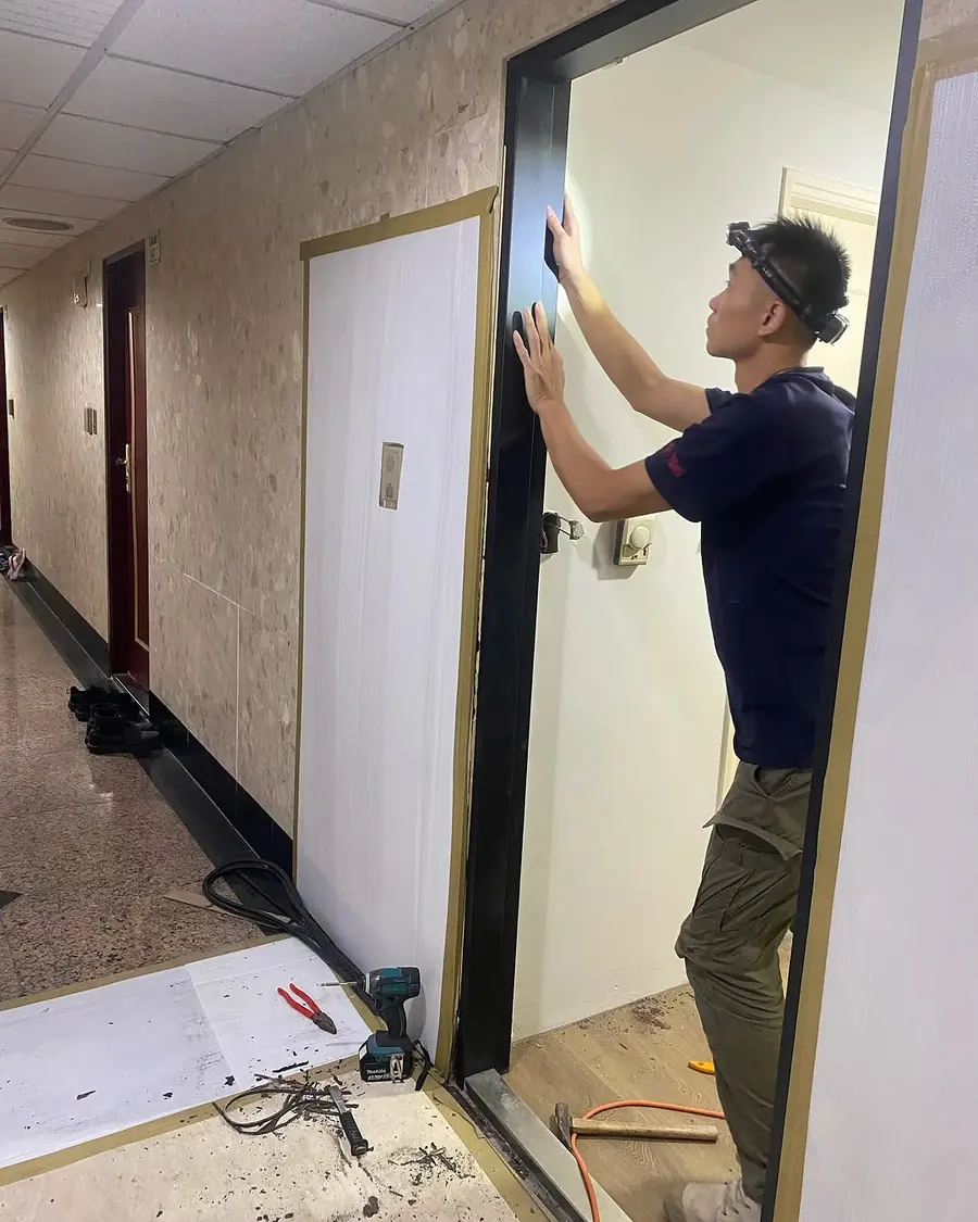 新北市中和區單玄關門門框現場美容噴漆實績照片 5