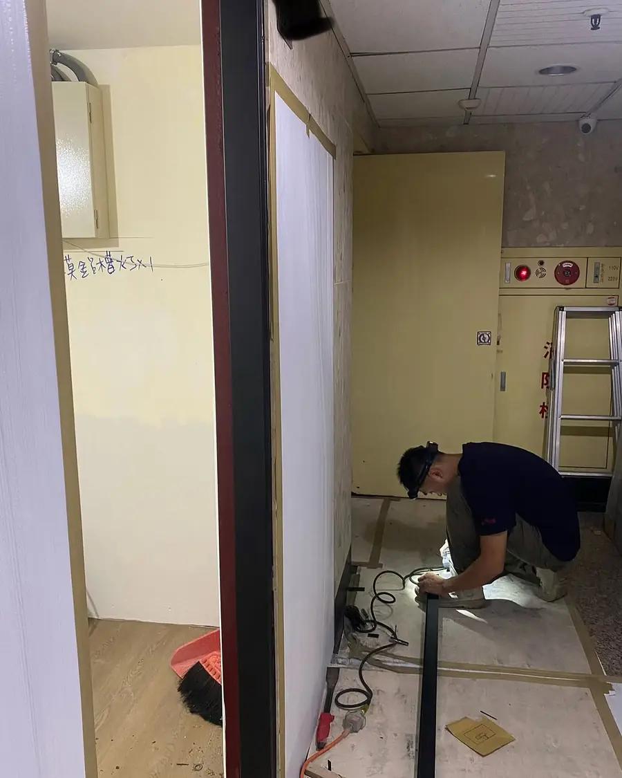 新北市中和區單玄關門門框現場美容噴漆實績照片 6