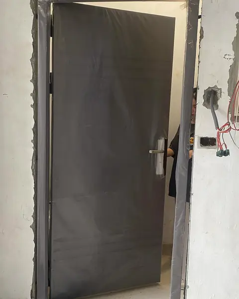台北市內湖區單玄關門安裝施工實績照片 1